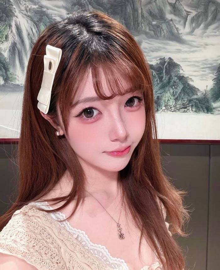 Hình gái xinh 2k2 diện outfit năng động pose ảnh