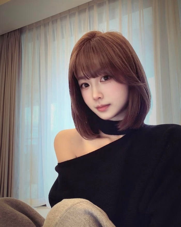 Hình gái xinh 2k2 diện trang phục cá tính chụp ảnh