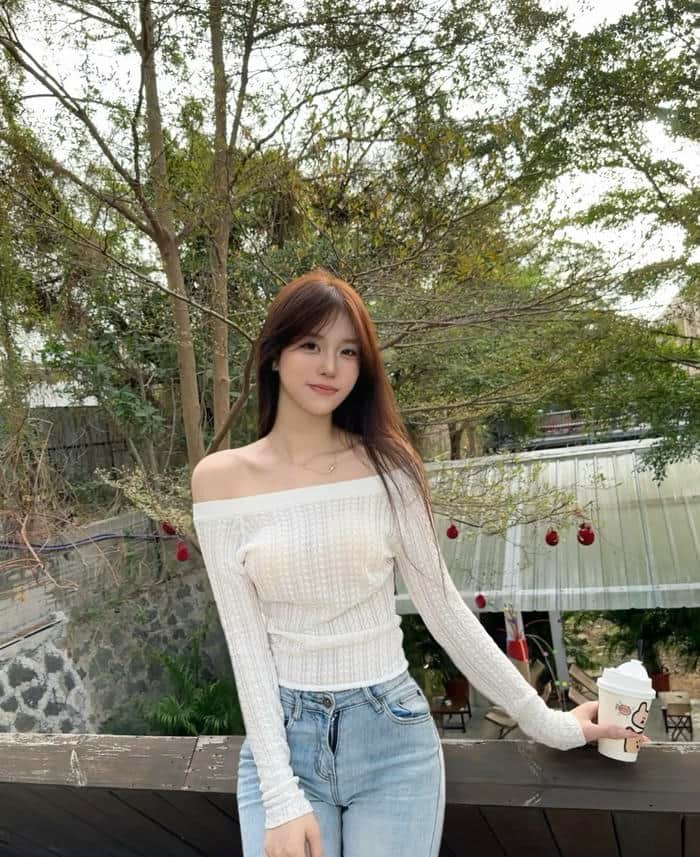 Hình gái xinh 2k2 pose ảnh nhẹ nhàng trước ống kính