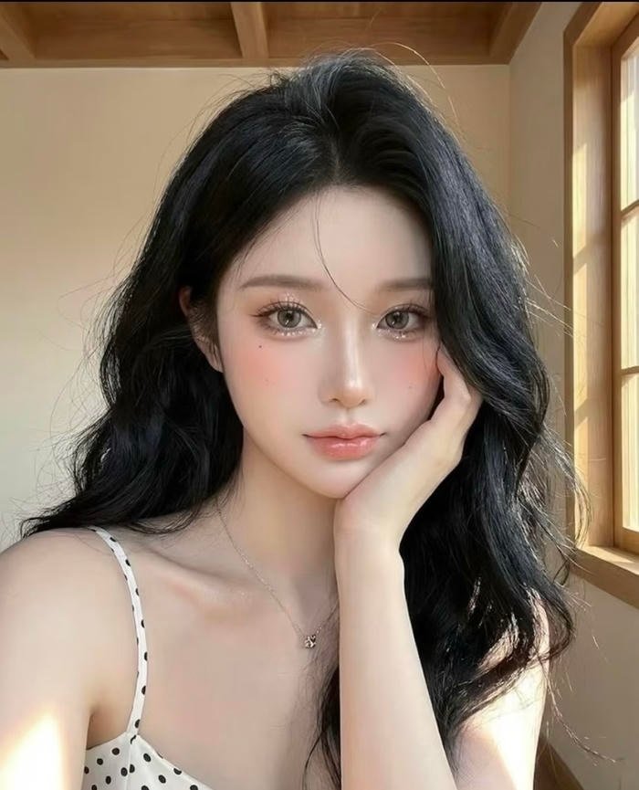 Hình gái xinh 2k2 tạo dáng đáng yêu trước ống kính