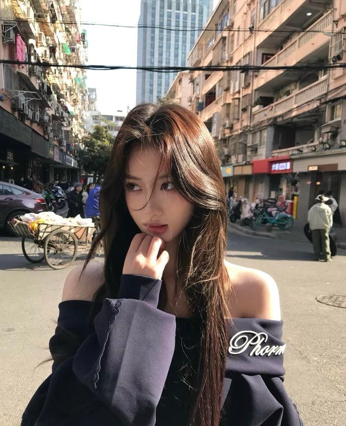 Hình gái xinh 2k2 tạo kiểu đáng yêu trước khung cảnh