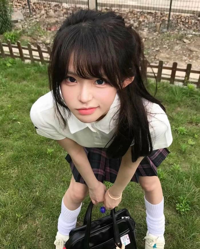 Hình gái xinh 2k3 biểu cảm dịu dàng khi pose ảnh