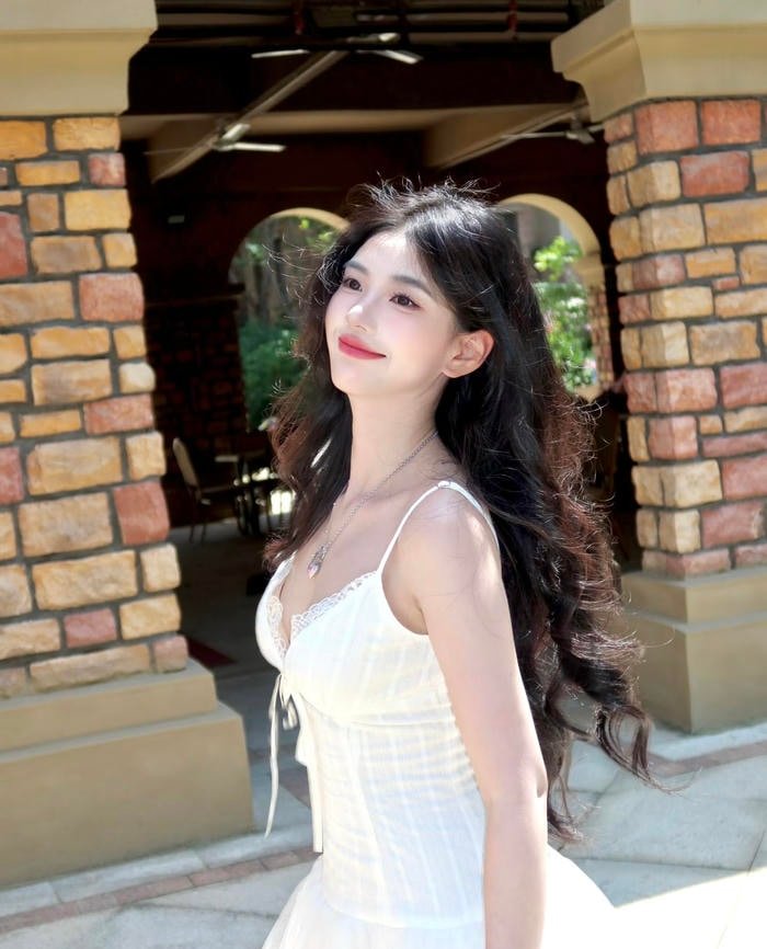 Hình gái xinh 2k3 biểu cảm nhẹ nhàng trong khung cảnh