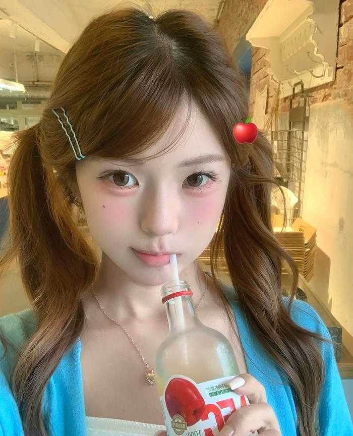 Hình gái xinh 2k3 diện đồ thời trang khi chụp