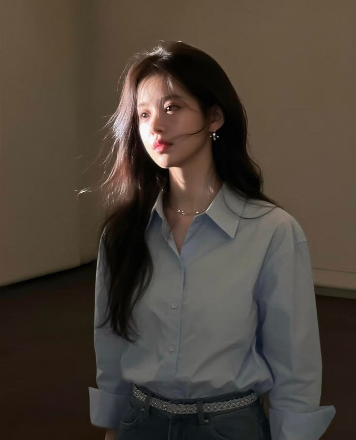 Hình gái xinh 2k3 pose ảnh duyên dáng trước máy