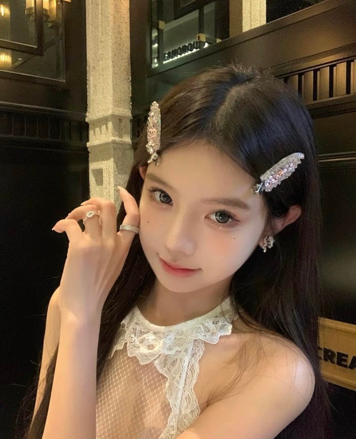 Hình gái xinh 2k3 pose ảnh tự nhiên với outfit