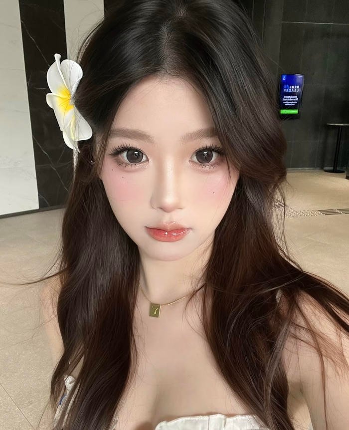 Hình gái xinh 2k3 tạo kiểu cá tính trước khung cảnh