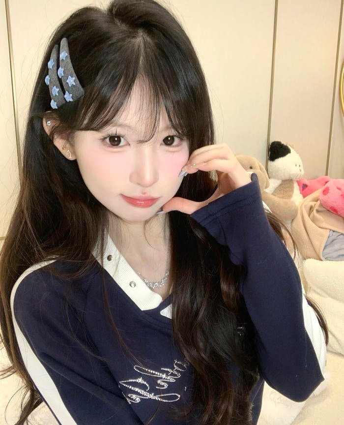 Hình gái xinh 2k3 tạo kiểu đáng yêu giữa khung cảnh