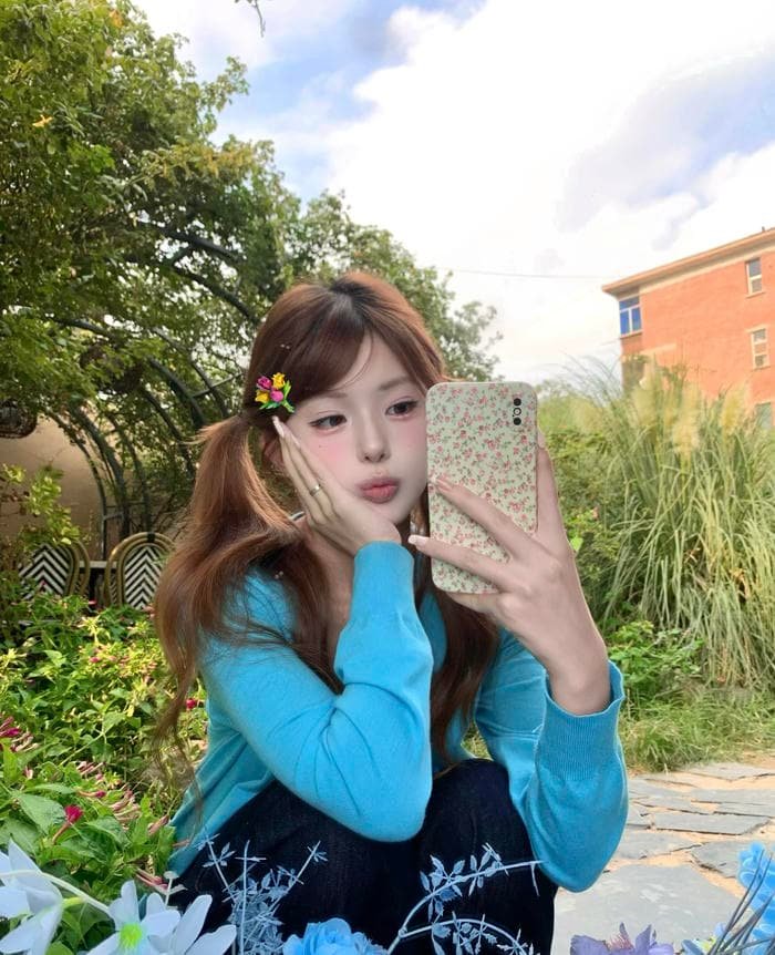 Hình gái xinh 2k3 tạo kiểu nhẹ nhàng trước khung hình