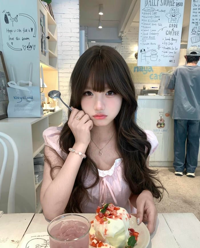 Hình gái xinh 2k3 tạo kiểu tự nhiên với trang phục