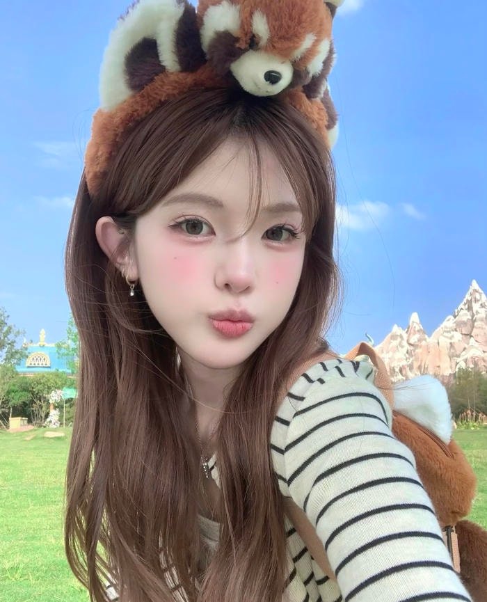 Hình gái xinh 2k4 gương mặt nổi bật trong ánh sáng mềm