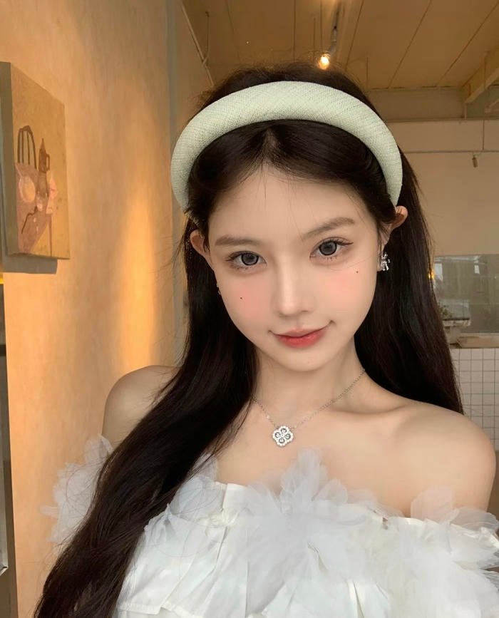 Hình gái xinh 2k4 vẻ ngoài dễ gây thiện cảm