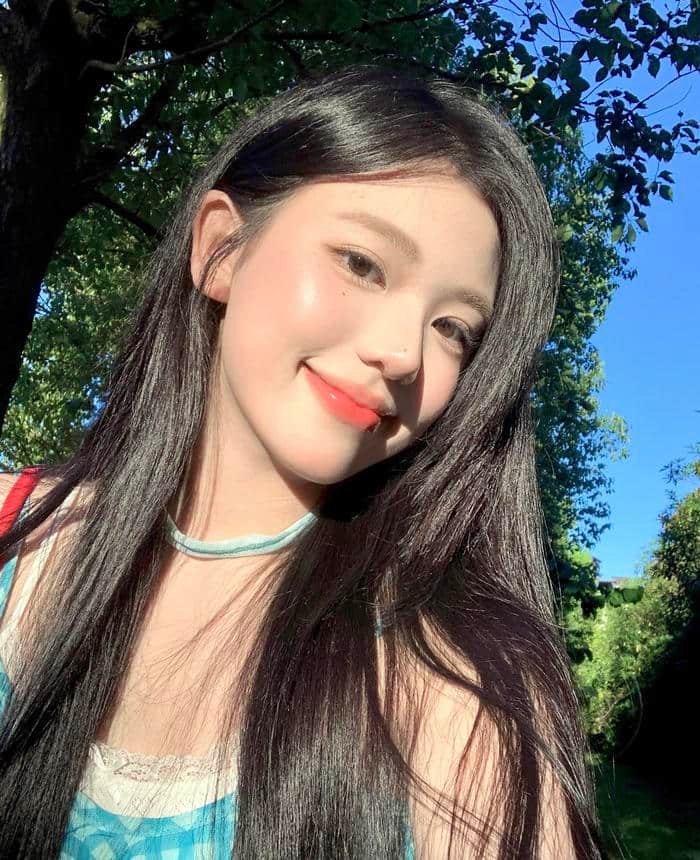 Hình gái xinh 2k5 biểu lộ cảm xúc vui tươi