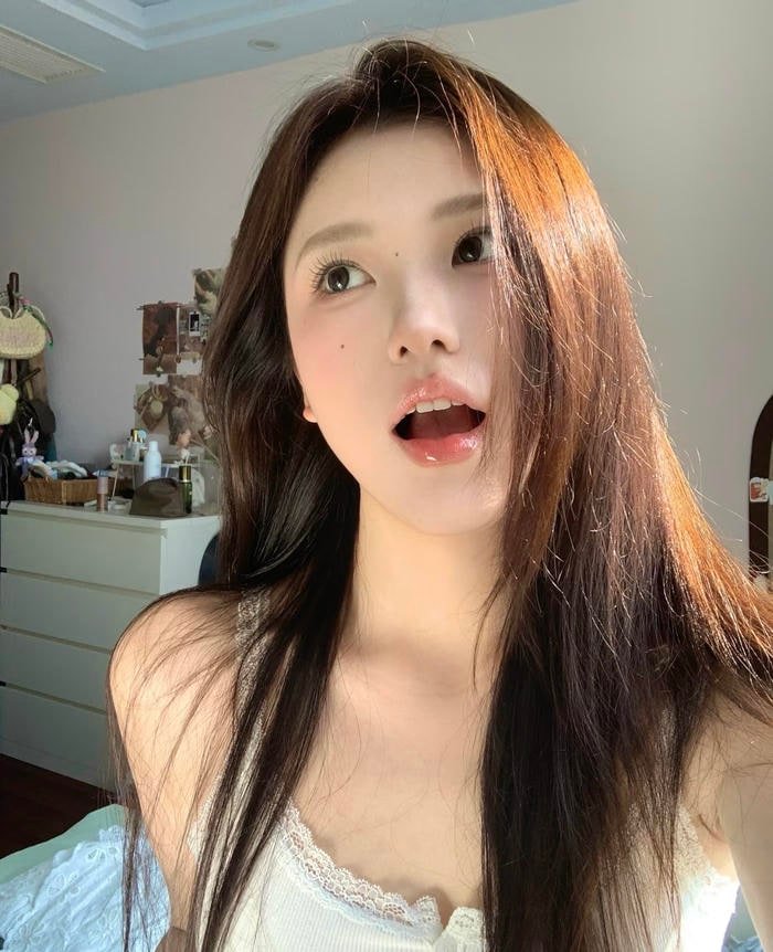 Hình gái xinh 2k5 biểu lộ vẻ đáng yêu