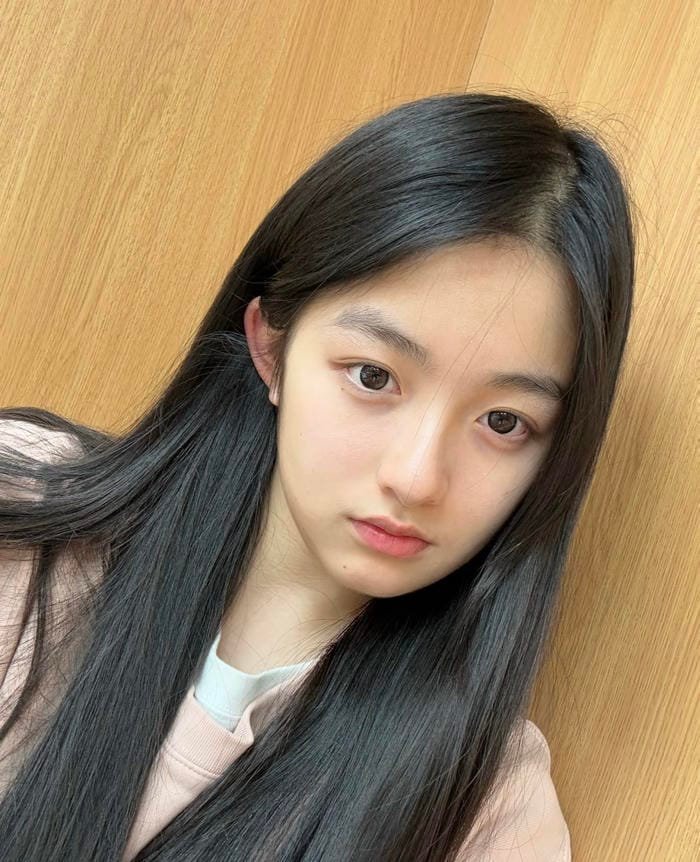 Hình gái xinh 2k5 biểu lộ vẻ hồn nhiên