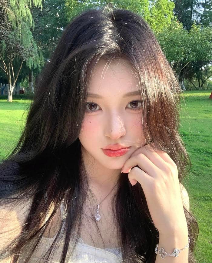 Hình gái xinh 2k5 tạo kiểu duyên dáng trước máy