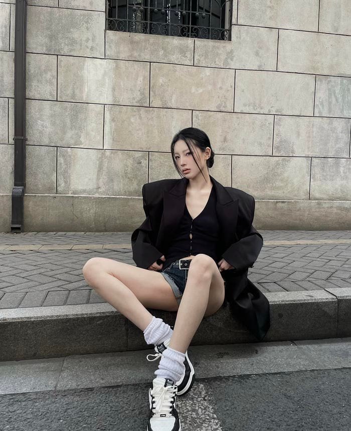 Hình gái xinh 2k5 tạo kiểu ngẫu hứng trước máy ảnh