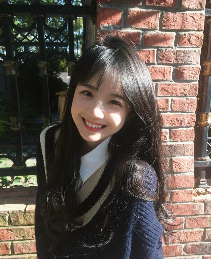 Hình gái xinh 2k5 thần sắc tươi mới trong khung hình