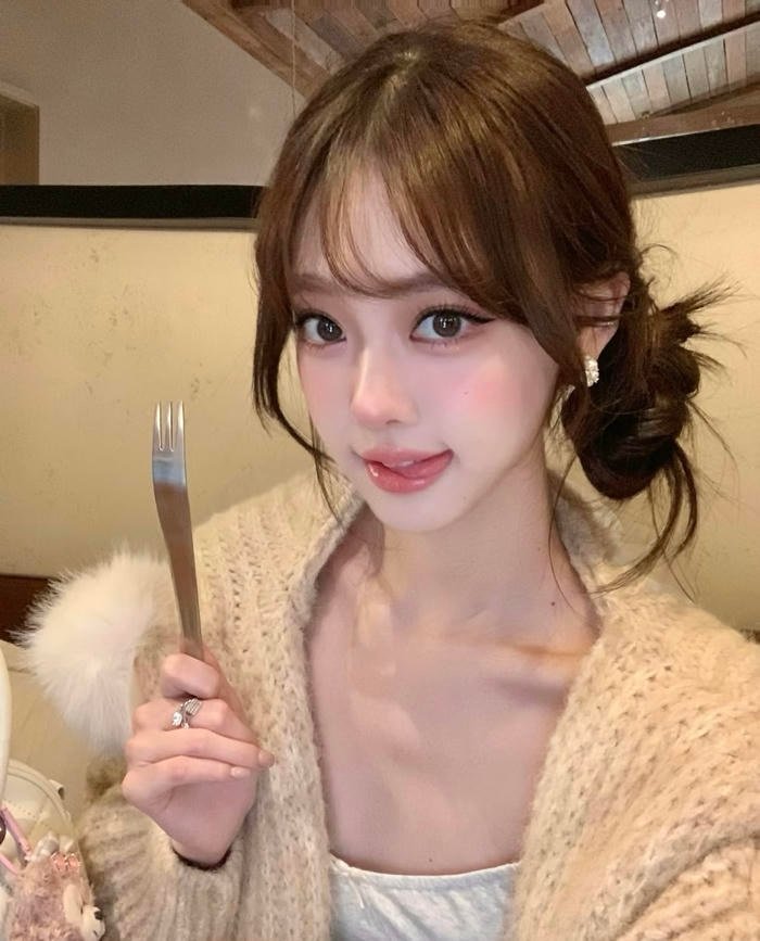 Hình gái xinh 2k8 biểu cảm nhẹ nhàng giúp hình ảnh thêm dễ thương