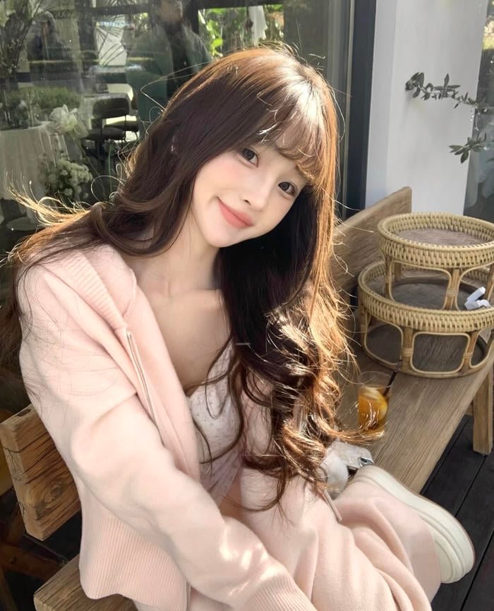 Hình gái xinh 2k8 nụ cười tự nhiên giúp tổng thể rất đáng yêu