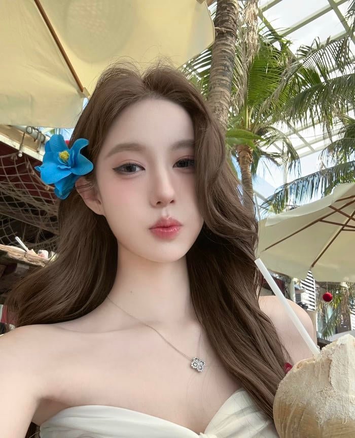 Hình gái xinh 2k9 nụ cười nhẹ nhàng tạo cảm giác thân thiện