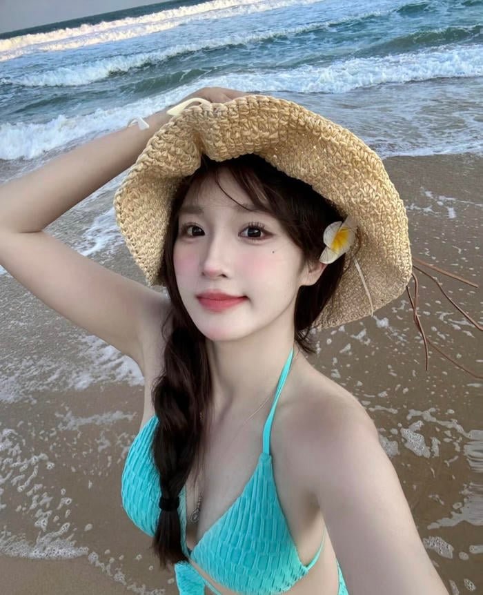 Hình gái xinh mặc bikini vẻ đẹp trong trẻo gợi cảm giác an yên