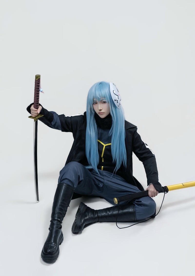 Nhân vật Rimuru cosplay với hình tượng thủ lĩnh