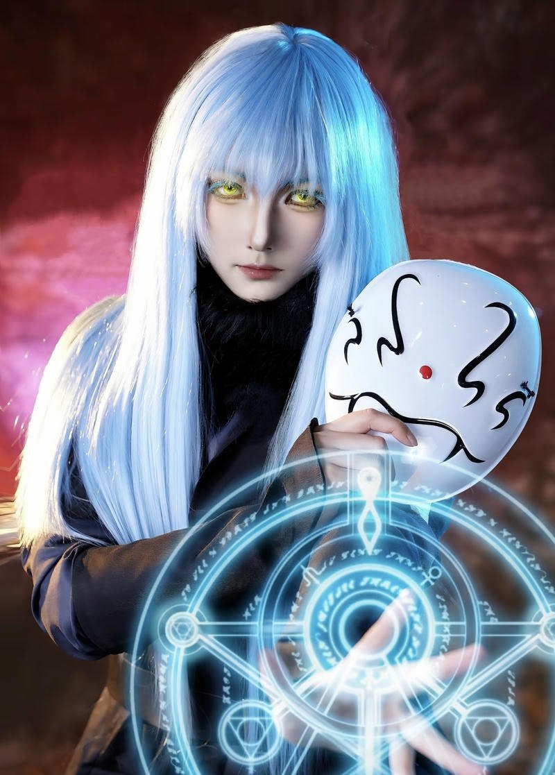 Nhân vật Rimuru cosplay với phong cách isekai phiêu lưu