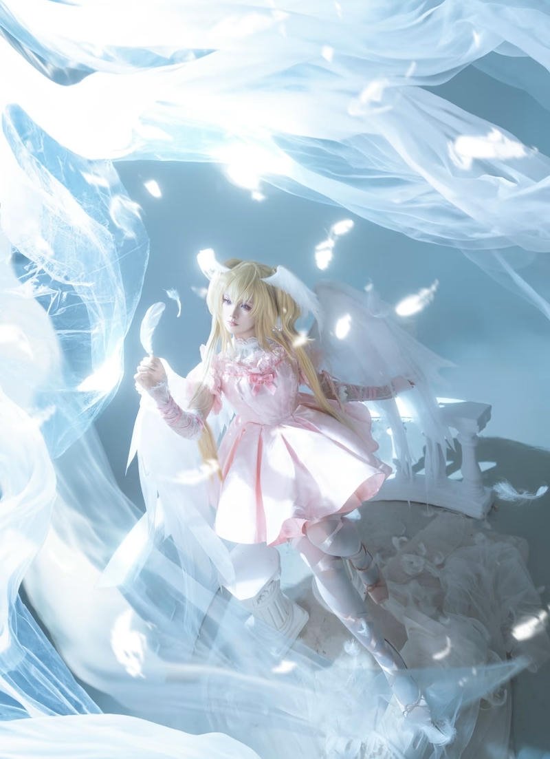 Nhân vật cosplay thiên thần với hình ảnh bay bổng