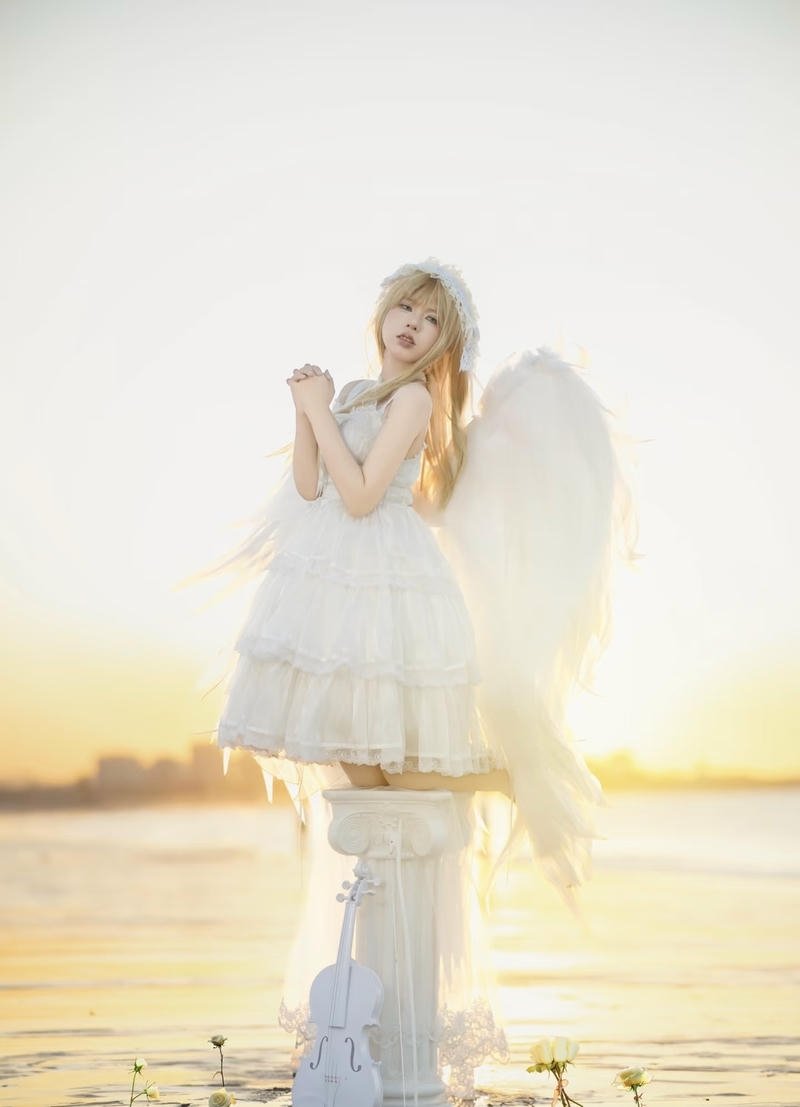 Nhân vật cosplay thiên thần với hình tượng linh thiêng