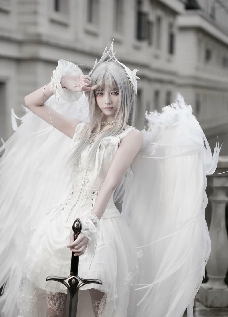 Nhân vật cosplay thiên thần với hình tượng thần thánh