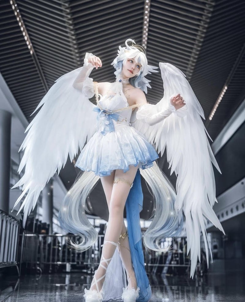 Nhân vật cosplay thiên thần với phong cách bay bổng