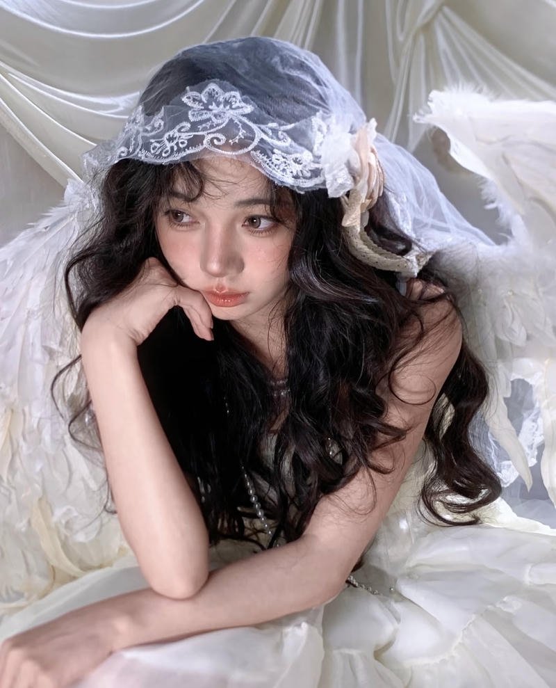 Nhân vật cosplay thiên thần với phong cách nhẹ