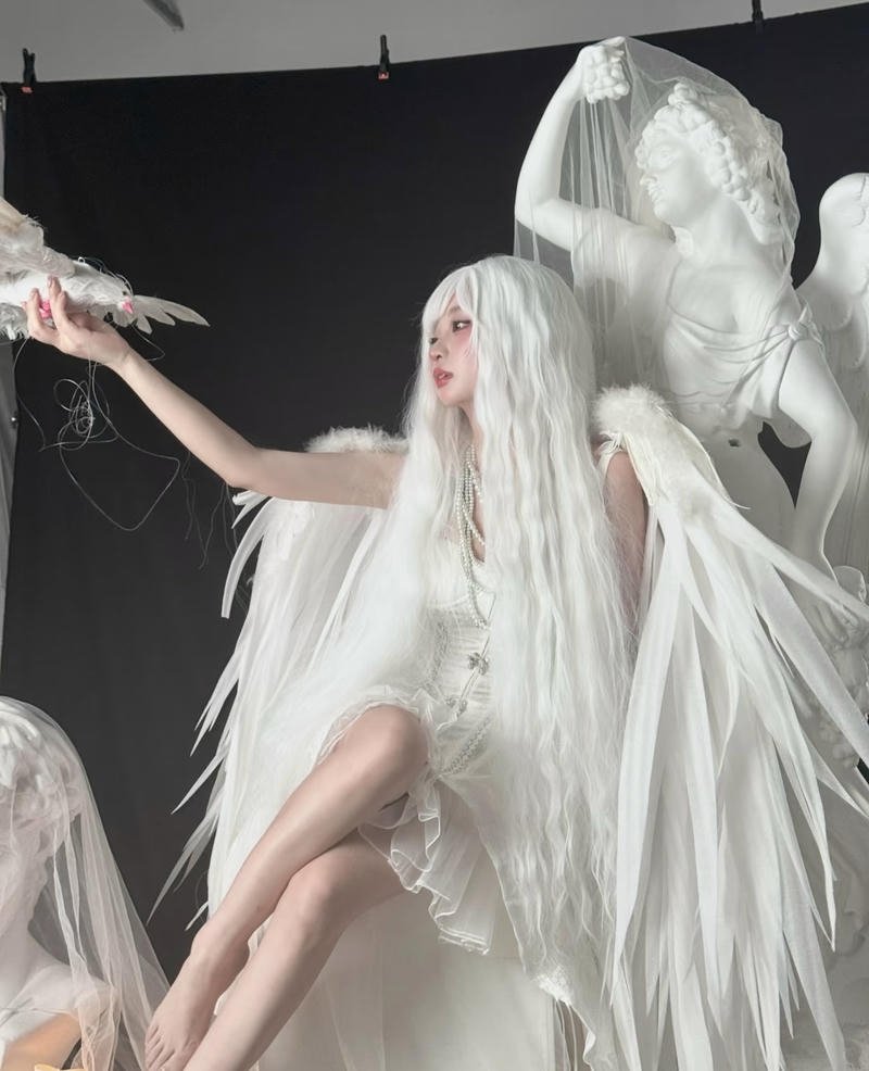 Nhân vật cosplay thiên thần với phong cách thuần khiết