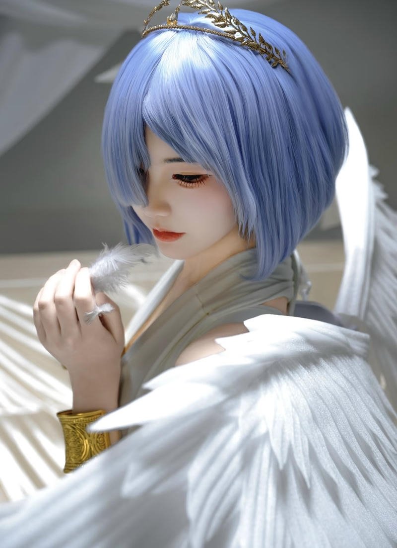 Nhân vật cosplay thiên thần với phong cách tinh khiết