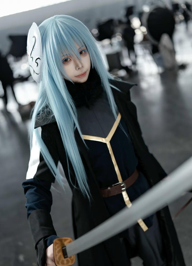 Rimuru cosplay với dáng bước tự nhiên nhẹ nhàng