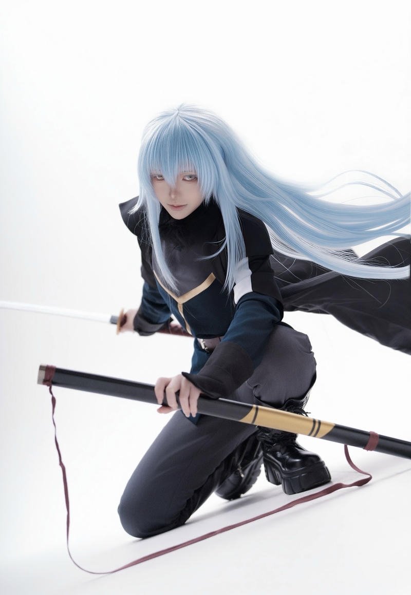 Rimuru cosplay với dáng ngồi gọn gàng