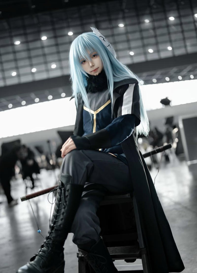 Rimuru cosplay với dáng ngồi thư giãn thoải mái