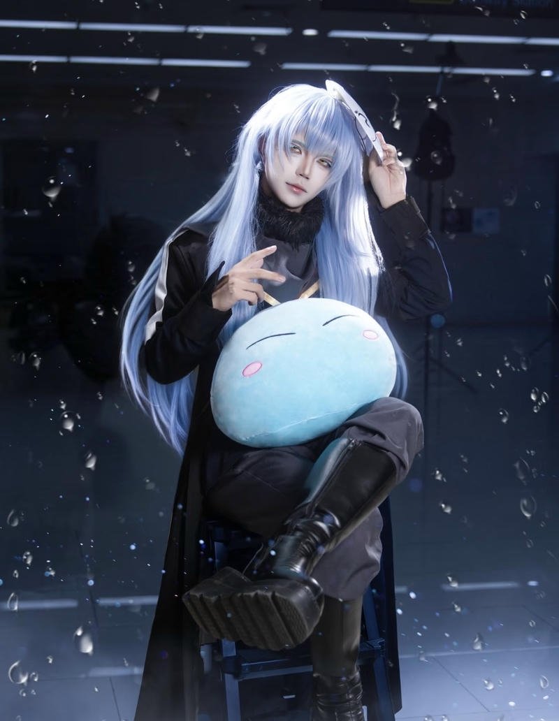 Rimuru cosplay với tư thế đứng thoải mái linh hoạt