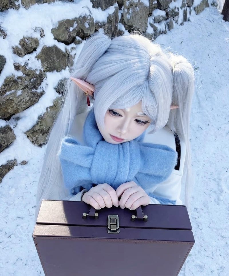 Ảnh Frieren cosplay ánh sáng xanh nhẹ huyền bí