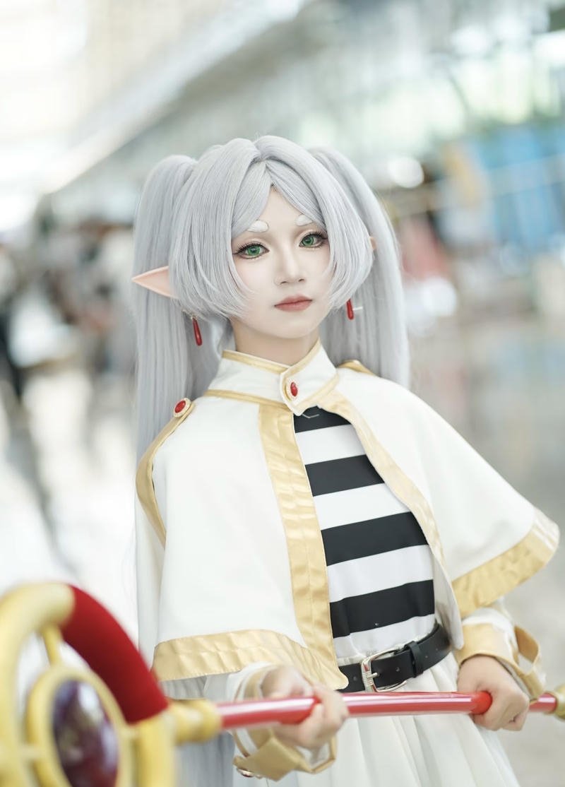 Ảnh Frieren cosplay phong cách anime đơn giản tinh khiết