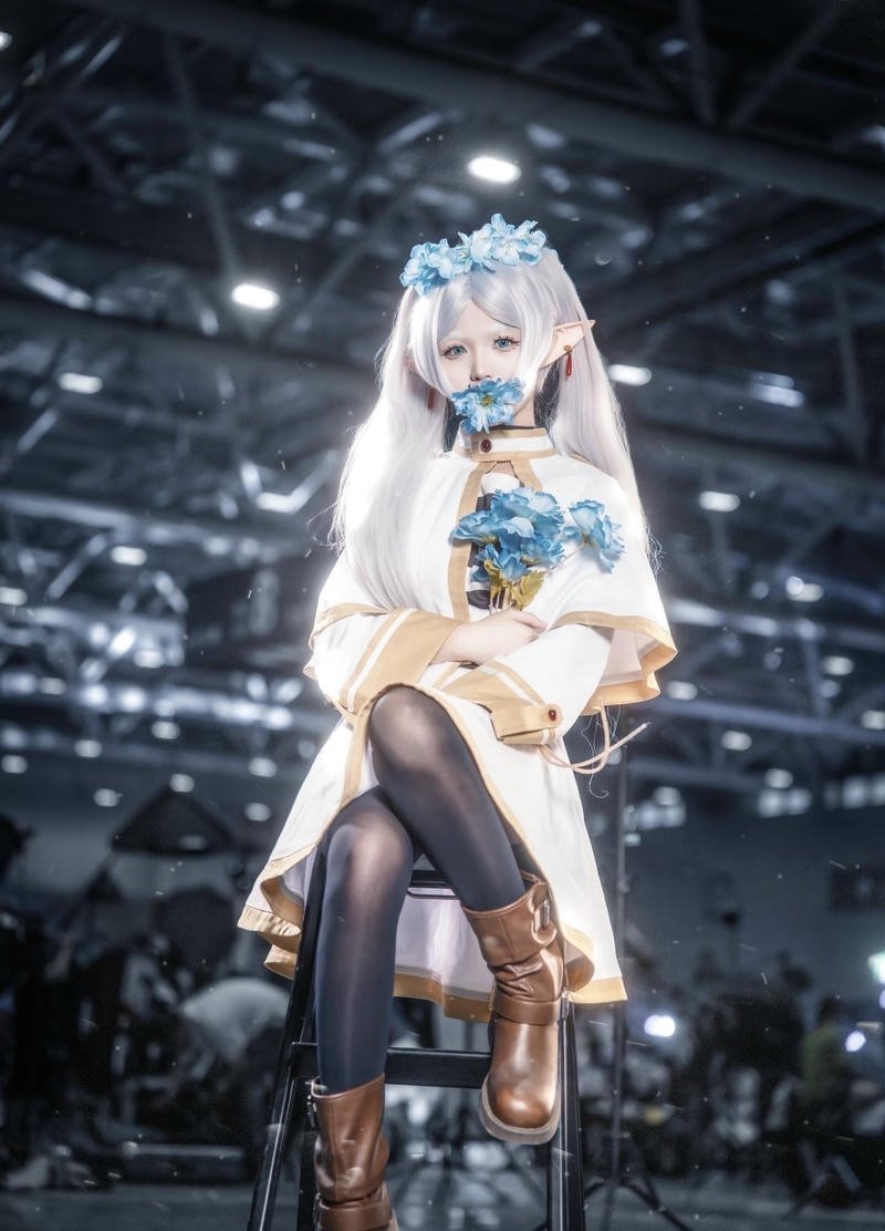Ảnh Frieren cosplay với tạo dáng đơn giản tinh tế