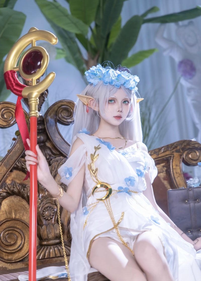 Ảnh Frieren cosplay với trang phục pháp sư màu trắng