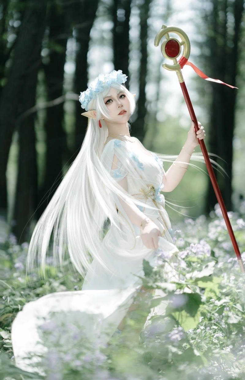 Ảnh Frieren cosplay với trang phục pháp sư thanh lịch