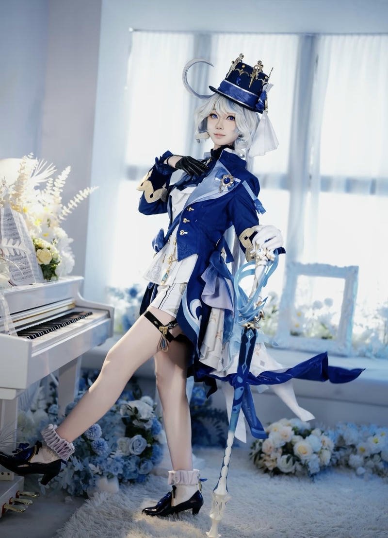 Ảnh Furina cosplay bộ đồ nhiều lớp phối ren cầu kỳ