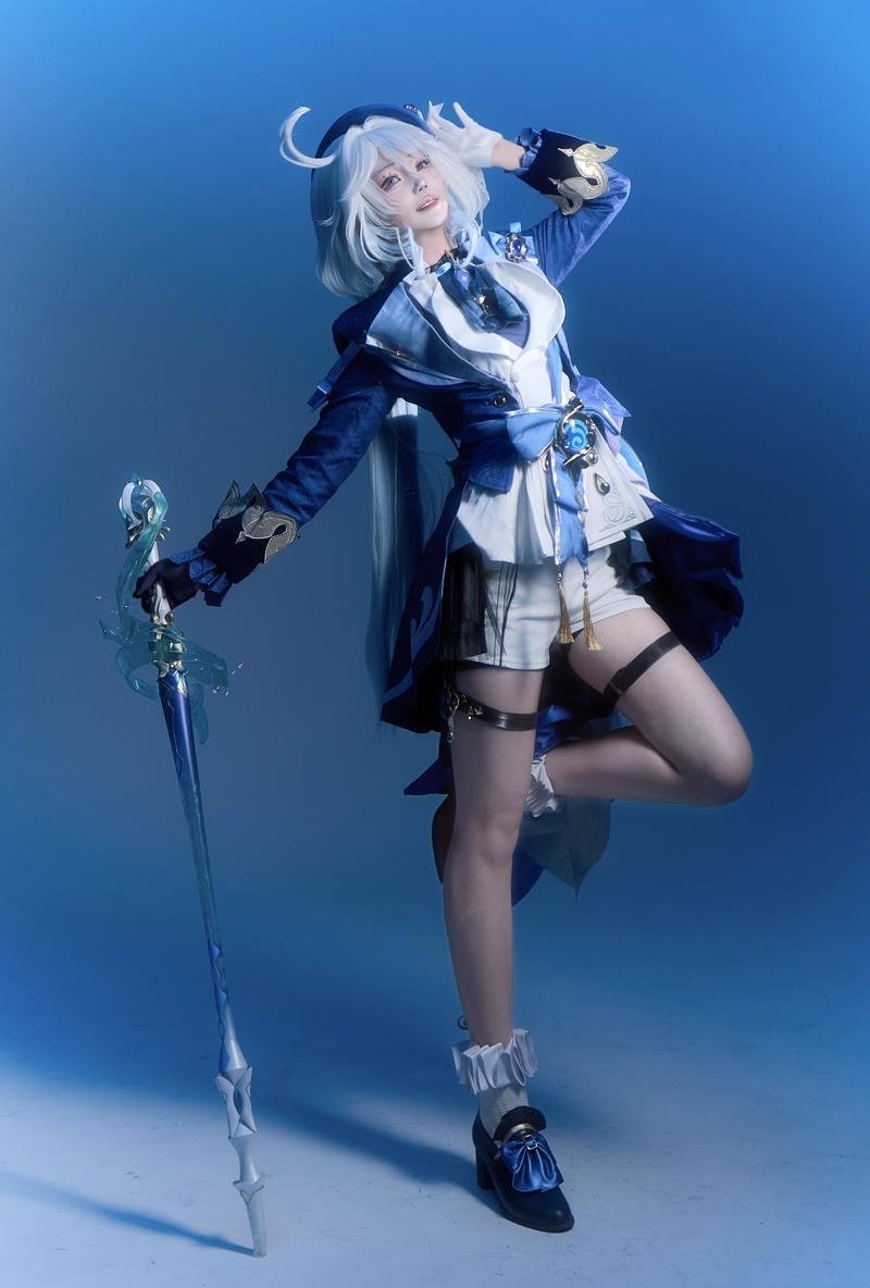 Ảnh Furina cosplay mái tóc hai tông xanh trắng bay