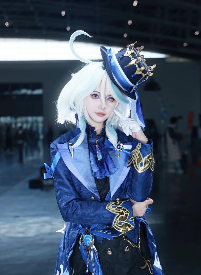Ảnh Furina cosplay phối màu xanh trắng hài hòa