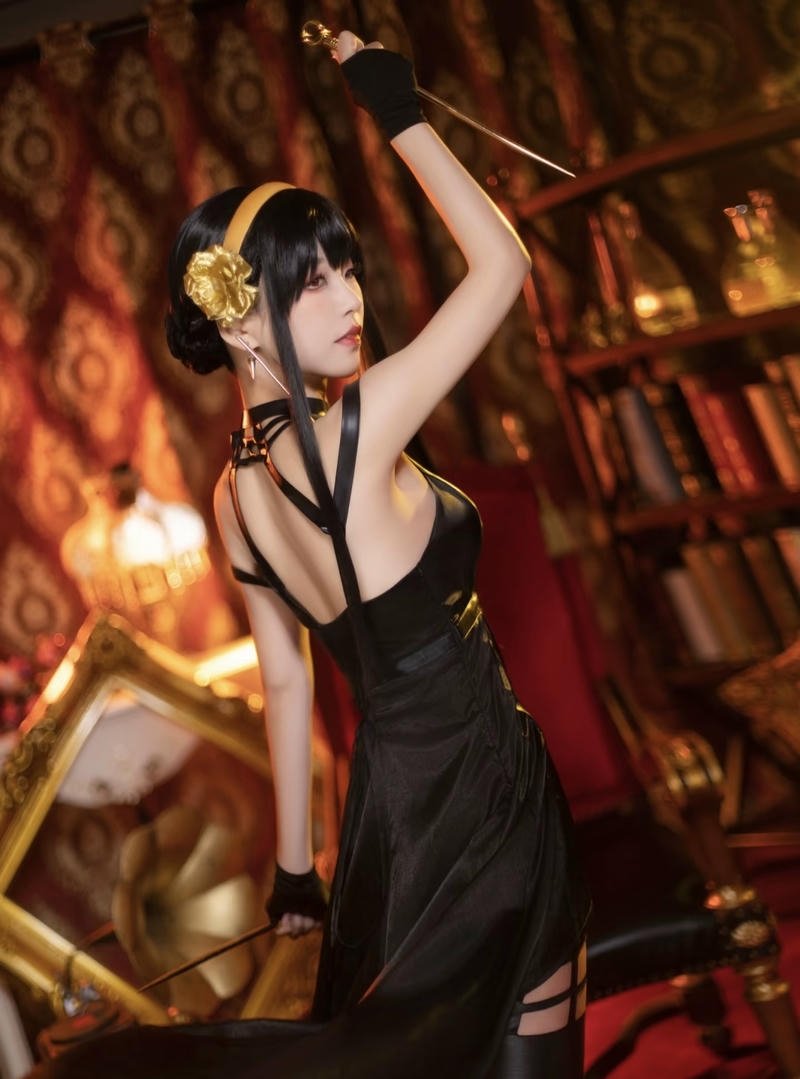 Ảnh Yor Forger cosplay với outfit biến tấu hiện đại