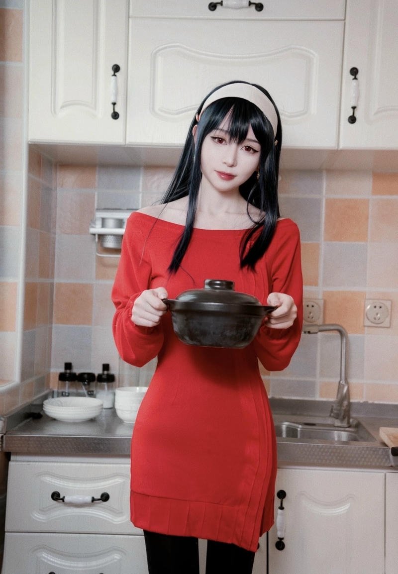 Ảnh Yor Forger cosplay với tóc đen kết hợp phụ kiện đỏ