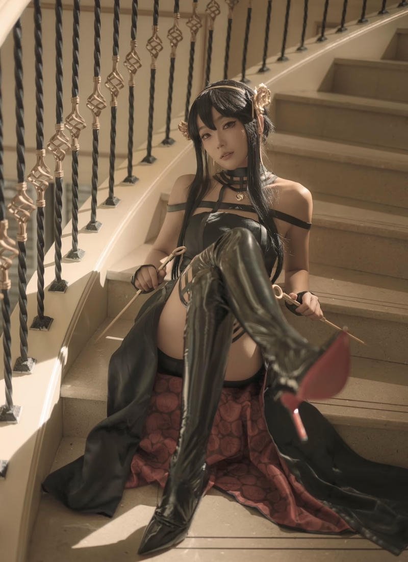 Ảnh Yor Forger cosplay với trang phục bó gọn cơ thể